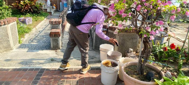 監測人員巡查積水容器是否孳生病媒蚊幼蟲